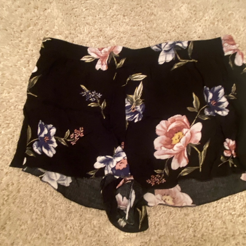 2 pairs Kendall & Kylie shorts L